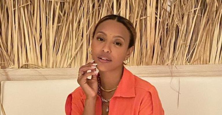 Sheron Menezzes aprecia vista magnífica de uma linda janela: ”Eu e o verde que acalma”