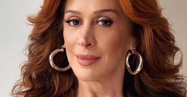 Claudia Raia relembra cena de seu personagem em ‘TiTiTi’ e web reage: ”Seu melhor papel!”