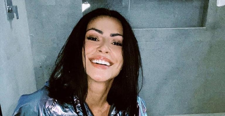De vestido preto, Cleo arrasa ao postar foto ousada e arranca elogios: ”Maravilhosa”