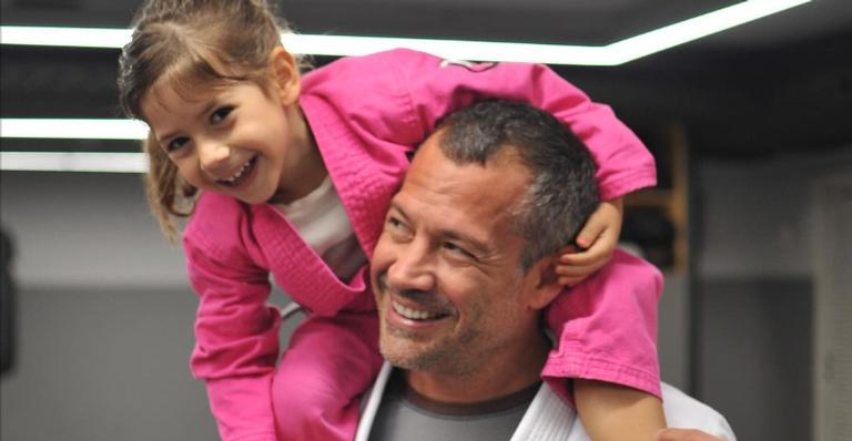Com aulas online, Malvino Salvador vira professor da filha e se diverte: ”Minha sapeca”