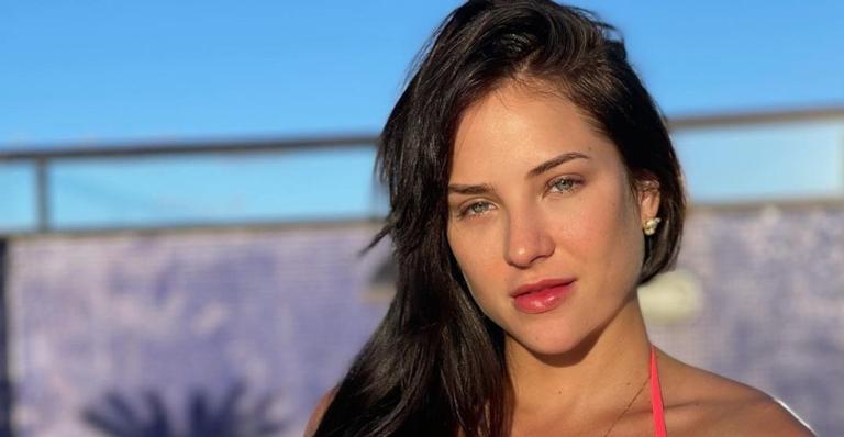 Morena, Gabi Martins arranca suspiros ao posar de body preto de renda: ”Você é absurda”