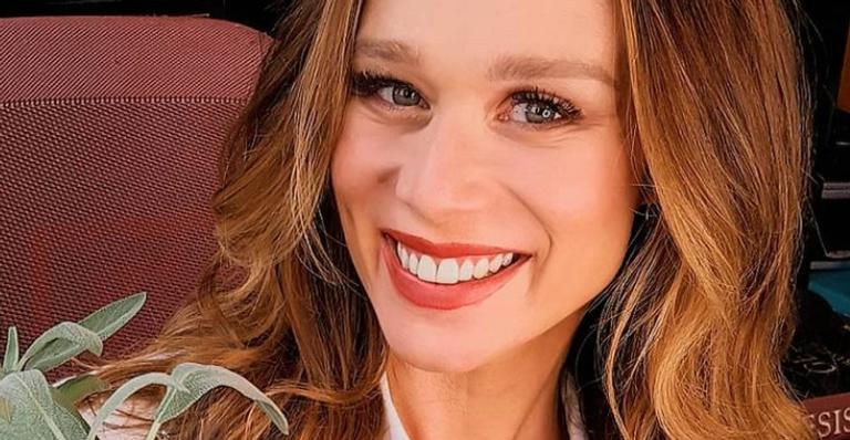 Mariana Ximenes surge abraçada com cachorrinha e fãs elogiam: ”Coisa mais linda”