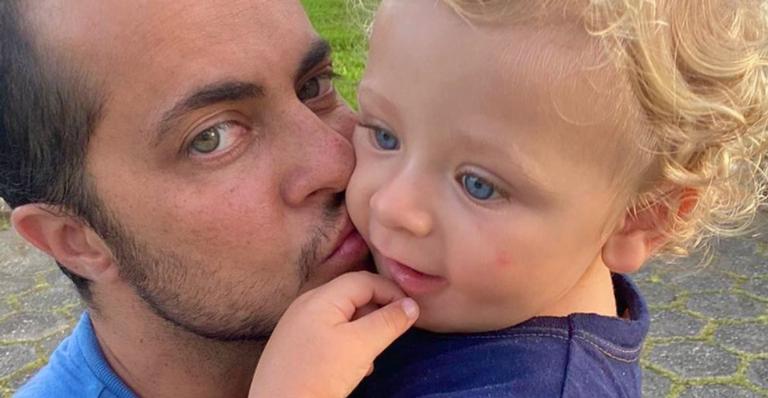 Thammy Miranda tira cochilo com Bento no colo e web se derrete: ”Melhor papai do mundo!”