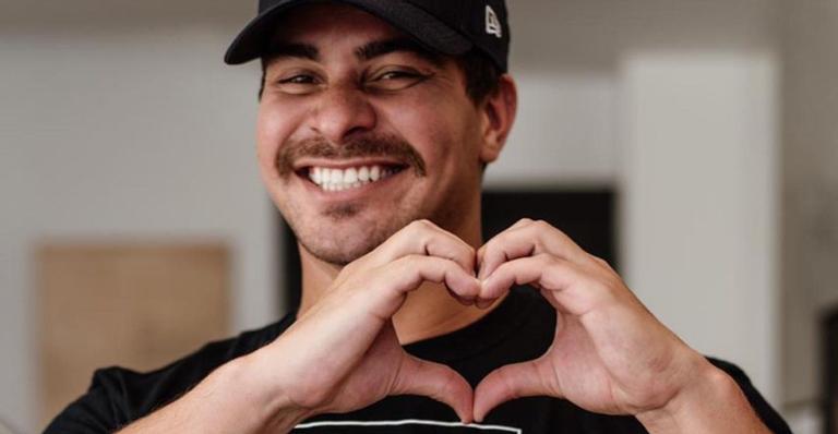 Thiago Martins comemora aniversário da mãe com declaração carinhosa: ”Minha nordestina arretada”