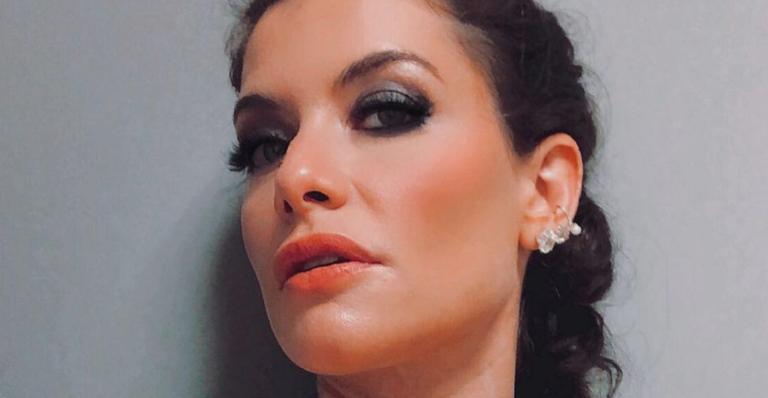 Alinne Moraes posa nos bastidores da novela ‘Um Lugar ao Sol’