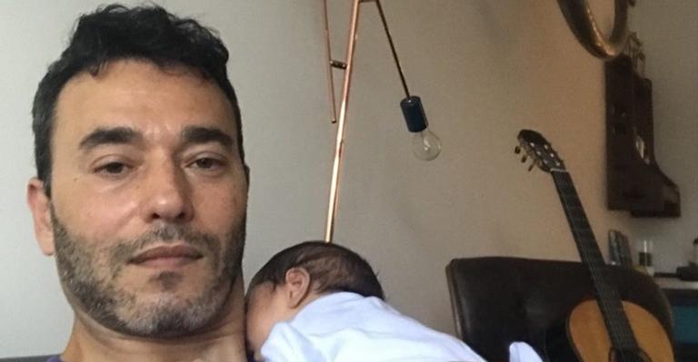 André Rizek posta foto com o filho recém-nascido: ”Fiz essa ego-selfie como prova de vida”