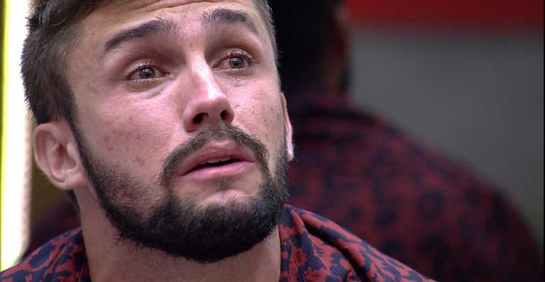 BBB21: Arthur chora muito na festa e abraça Fiuk aos prantos