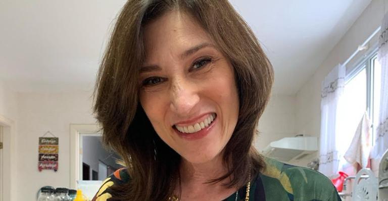 Beth Goulart recebe vacina contra Covid-19 e agradece profissionais da saúde: ”Obrigada, SUS”