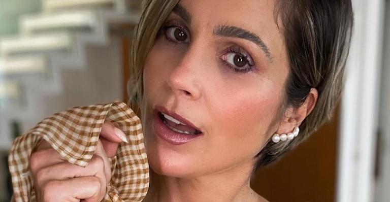 Flávia Alessandra exibe antigo ensaio fotográfico só de maiô e fãs reagem: ”Deusa”