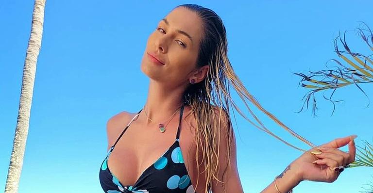 Na beira do mar, Lívia Andrade exibe corpão ao deitar de biquíni: ”Parou a internet!”