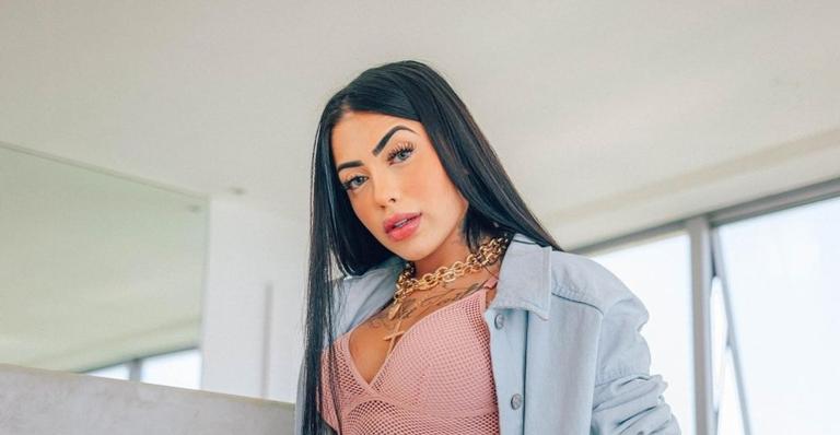 Deitada, Mirella ostenta corpaço em vestido coladíssimo e deixa web boquiaberta: ”Calor”