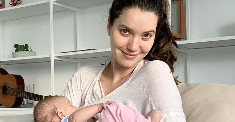 Ao lado de seu gato, Nathalia Dill posa amamentando a filha, Eva, e encanta demais: ”Perfeição”