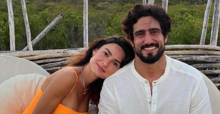 Renato Góes compartilha clique deslumbrante de Thaila Ayala na praia