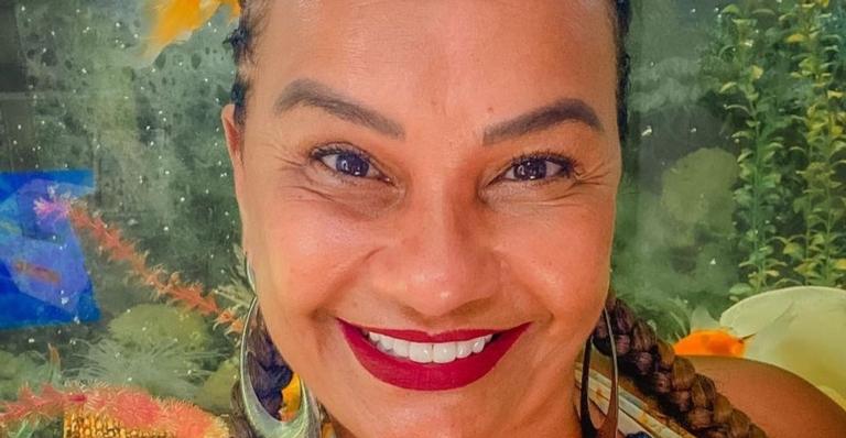 Aos 63 anos, Solange Couto esbanja corpão com biquíni fio dental branco na praia: ”Espetáculo!”