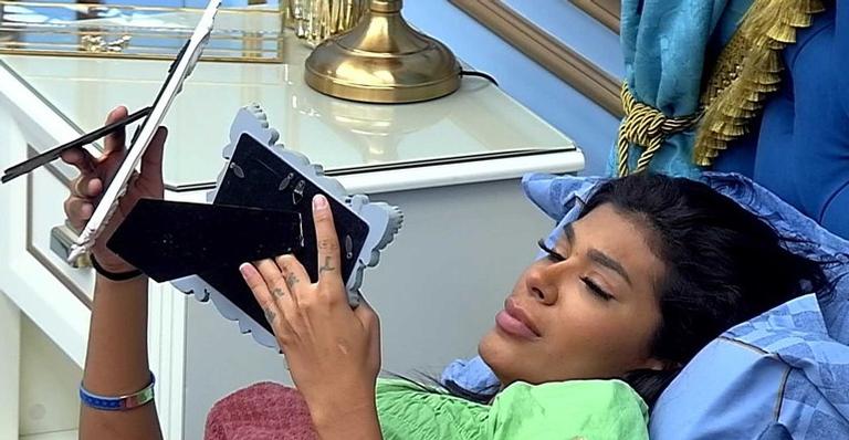 BBB21: Pocah chora sozinha com fotos da família: ”Estou lutando por vocês”