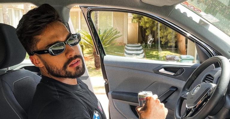 De camisa aberta, Bil Araújo sensualiza nas redes sociais e web dispara: ”Gato”