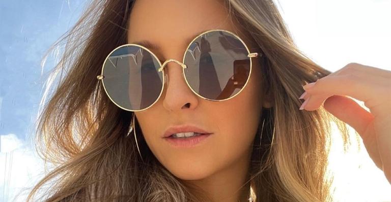 Fazendo carão, Carla Diaz arranca elogios da web ao posar só de moletom: ”Maravilhosa”