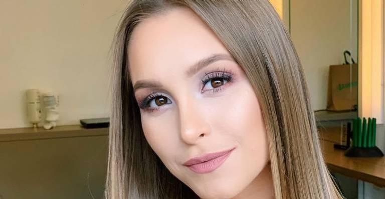Carla Diaz esbanja beleza com look curtíssimo: ”Gata demais!”