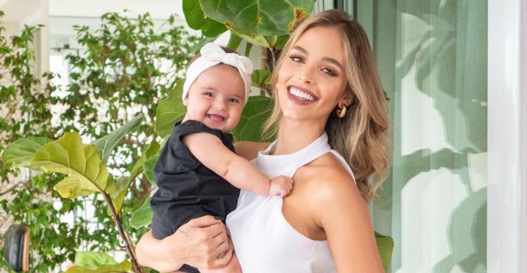 Carol Dias posta linda declaração para a filha, Esther: ”É tanto amor que cabe aqui no meu peito”