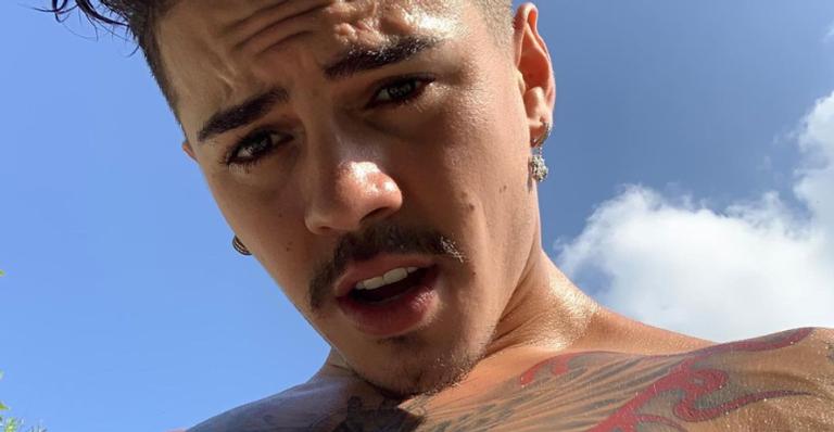 Descamisado, Biel seduz a web com clique no espelho: ”Passou na fila da beleza duas vezes”