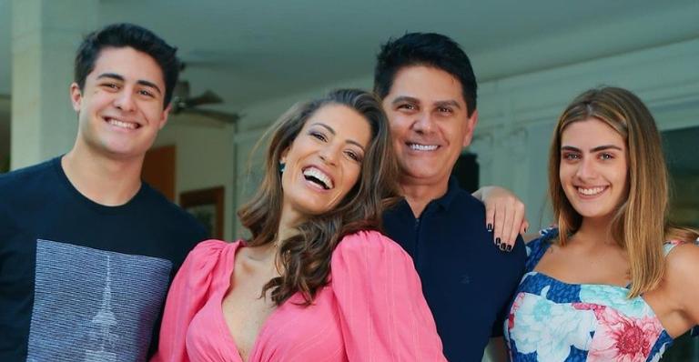 Elaine Mickely comemora seus 41 anos com o marido, César Filho, e os filhos