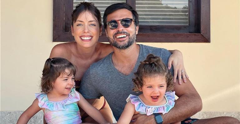Fabiana Justus publica belíssimos cliques com a família na praia: ”Nós quatro”