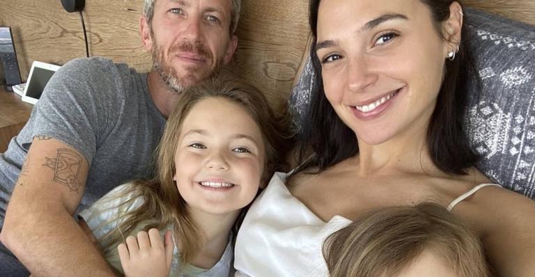 Gal Gadot, de Mulher-Maravilha, revela o sexo do terceiro bebê: ”Time que está ganhando”