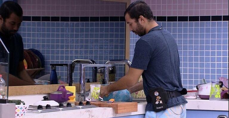 BBB21: Gilberto fica muito irritado com louça na xepa: ”Custa, pô?”
