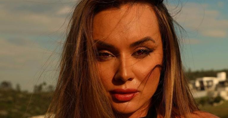 Juju Salimeni esbanja corpaço com maiô fio dental cavado e para tudo: ”Que bumbum é esse?”