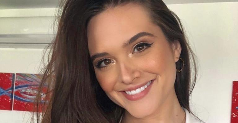 Juliana Paiva curte dia de piscina e boa forma ganha elogios