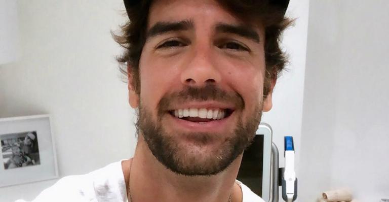 Marcos Pitombo posa com elenco de ‘Salve-se Quem Puder’ nos bastidores de gravação: ”Chegamos”