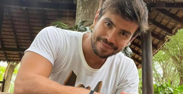 Mariano exibe corpo sarado durante banho de piscina e web elogia: ”Maravilhoso”