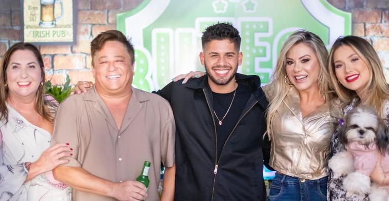 Poliana Rocha compartilha cliques em família no aniversário de Zé Felipe: ”Amor!”