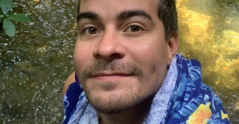 Radicalizou! Thiago Martins aparece com dreads em selfie e web reage: ”Lindo demais”