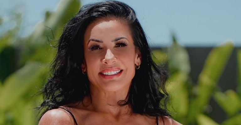 Em vídeo, Scheila Carvalho esbanja shape sarado com biquíni cavado: ”Um corpo é um corpo”