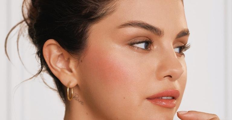 Selena Gomez abandona o moreno e radicaliza madeixas em mudança de visual: ”Novo look”