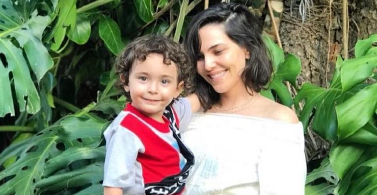 Tainá Müller posa com o filho e brinca: ”A fruta não cai longe do pé”