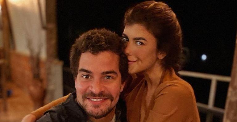 Thiago Martins compartilha clique romântico com a namorada