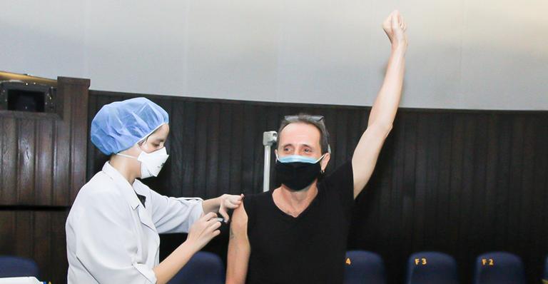 Tony Bellotto é vacinado contra a Covid-19