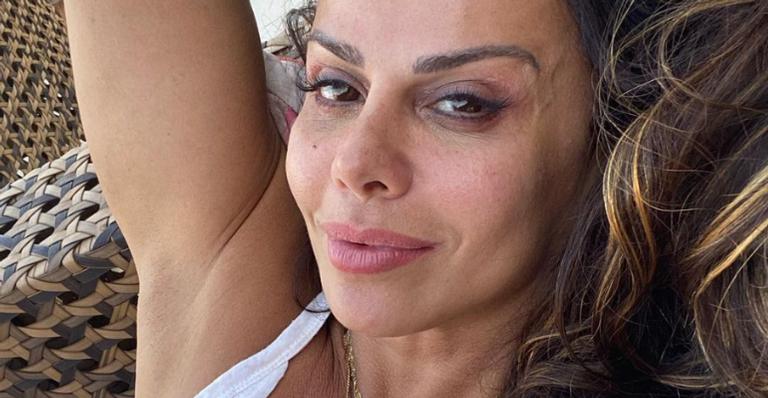 Celebrando o Dia de São Jorge, Viviane Araújo posa com camiseta do santo e encanta web