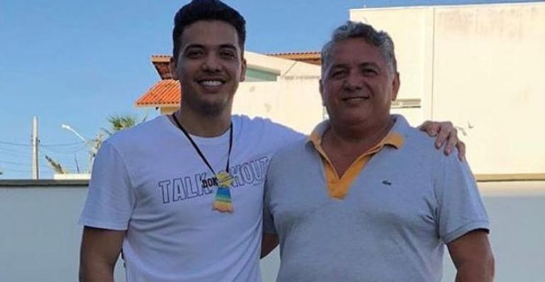 Wesley Safadão posa ao lado da família e celebra o aniversário do pai: ”Parabéns meu coroa”