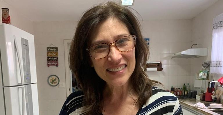Plena! Beth Goulart curte o dia na piscina e conquista elogios: ”Belíssima”
