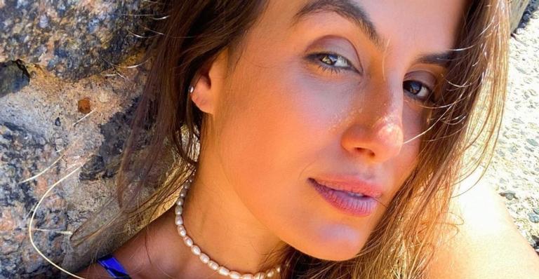 Carol Peixinho posa com biquíni cavado e para tudo com corpão: ”Que mulher é essa?”