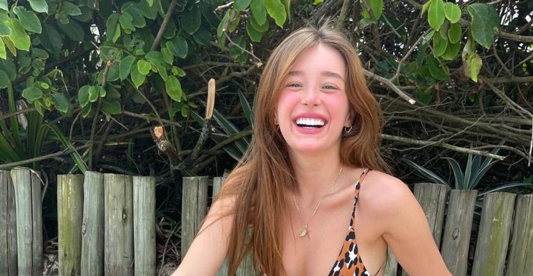 De biquíni, Duda Reis posa sorridente com cachorrinho na praia: ”Aumigos”