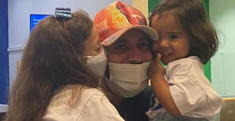 Ex-BBB Caio mostra reencontro com as filhas: ”Um milhão e meio não compraria”