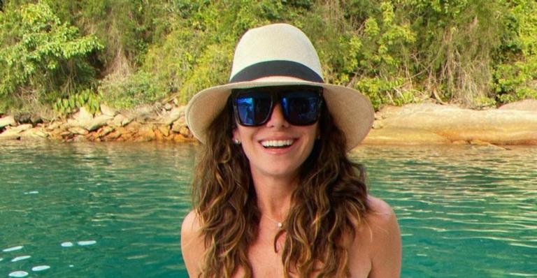 De biquíni, Giovanna Antonelli posa ao lado do seu cachorrinho: ”Sabadou”