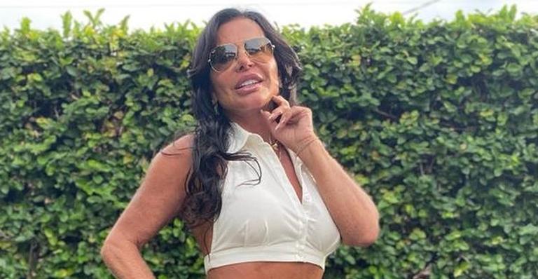 Gretchen posta foto do umbigo e manda recado aos haters: ”Pra mim tá tudo lindo!”