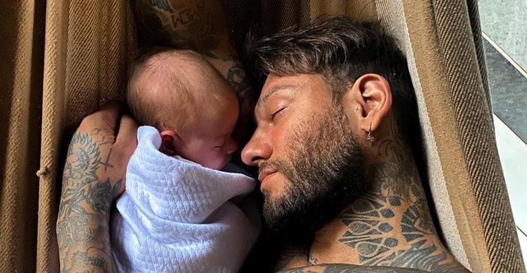 Lucas Lucco mostra o filho, Luca, após o banho e fãs se derretem: ”Que coisa mais linda”