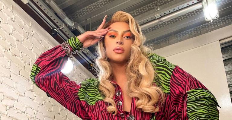 Noiva, Pabllo Vittar mostra anel chiquérrimo de diamantes e fãs disparam: ”Viva o amor”