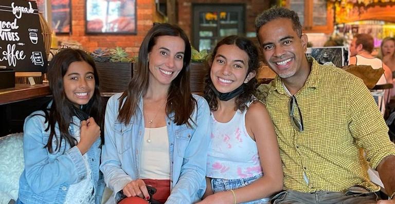 Família linda! Tania Khalill posa ao lado do marido e filhas: ”Que lindões”